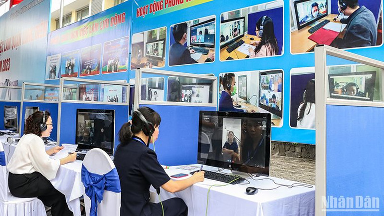 Phỏng vấn người lao động trực tuyến tại phiên giao dịch việc làm quận Long Biên, Hà Nội, tháng 5/2023. (Ảnh: NAM NGUYỄN) Phỏng vấn người lao động trực tuyến tại phiên giao dịch việc làm quận Long Biên, Hà Nội, tháng 5/2023. (Ảnh: NAM NGUYỄN)