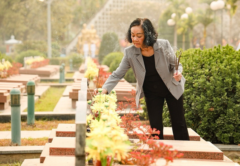 Đồng chí Trương Thị Mai thắp hương trên các phần mộ liệt sĩ trong nghĩa trang liệt sĩ A1.