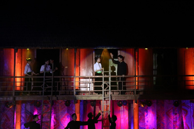 Cảnh diễn trong show thực cảnh.