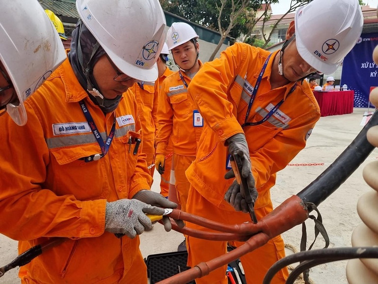 Thực hành khắc phục sự cố làm mất điện các khu vực trung tâm thành phố Điện Biên Phủ.