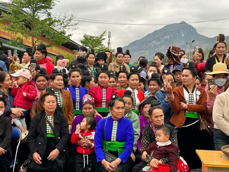 Nhân dân các xã chăm chú theo dõi phần thi giã bánh giầy.