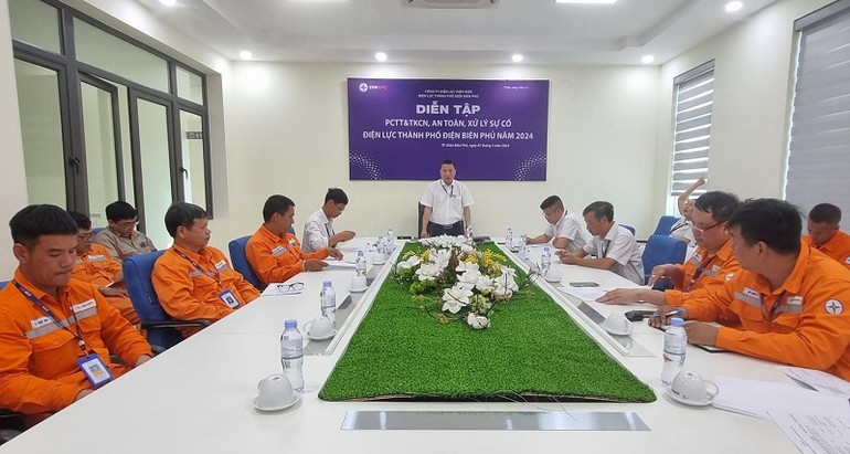 Lãnh đạo Điện lực thành phố Điện Biên Phủ đánh giá kết quả, chỉ đạo rút kinh nghiệm sau diễn tập.