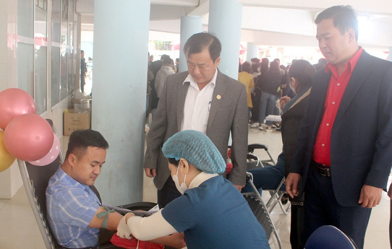 Đồng chí Vừ A Bằng (người đứng bên trái), Phó Chủ tịch Ủy ban nhân dân tỉnh Điện Biên động viên người tình nguyện hiến máu.