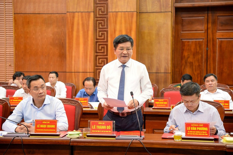 Đồng chí Lê Thành Đô, Chủ tịch Ủy ban nhân dân tỉnh Điện Biên báo cáo đồng chí Trương Thị Mai và đoàn công tác kết quả tiến độ các công việc chuẩn bị Lễ kỷ niệm do tỉnh Điện Biên thực hiện.