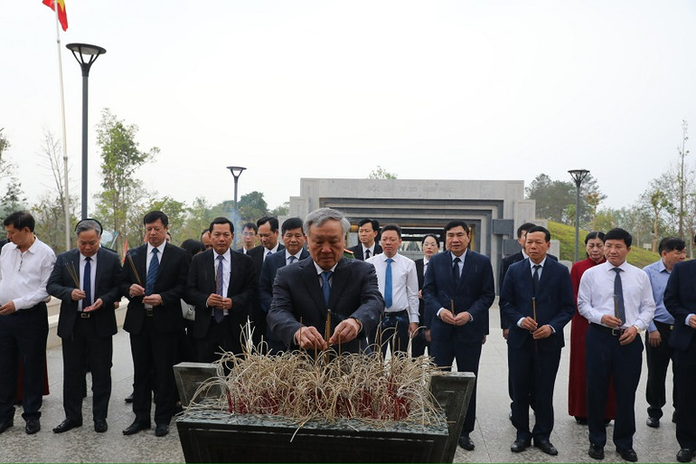 Đồng chí Nguyễn Hòa Bình cùng các đồng chí lãnh đạo tỉnh Điện Biên dâng hương viếng hương hồn các anh hùng liệt sĩ tại Đền thờ liệt sĩ trên đồi F.