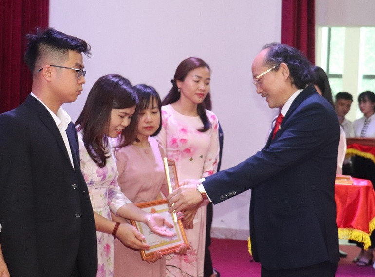 Ông Cù Huy Hoàn, Phó Giám đốc Sở Giáo dục và Đào tạo Điện Biên trao chứng nhận giáo viên dạy giỏi cấp tỉnh cho các giáo viên.