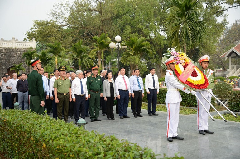 Đồng chí Trương Thị Mai cùng các thành viên đoàn công tác viếng các Anh hùng, liệt sĩ tại nghĩa trang liệt sĩ A1.