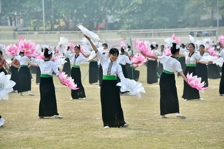Thiếu nữ Thái duyên dáng trong hội xòe. Thiếu nữ Thái duyên dáng trong hội xòe.