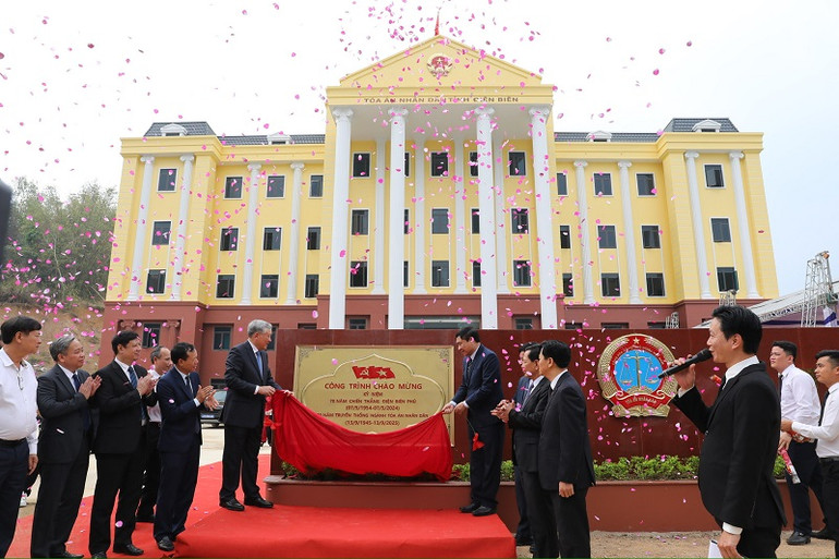 Đồng chí Nguyễn Hòa Bình cùng đồng chí Trần Quốc Cường, Bí thư Tỉnh ủy Điện Biên gắn biển công trình trụ sở Tòa án nhân dân tỉnh Điện Biên.