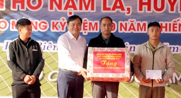 Thứ trưởng Nông nghiệp và Phát triển nông thôn Nguyễn Hoàng Hiệp tặng quà nhân dân xã Mường Nhé, huyện Mường Nhé, tỉnh Điện Biên.