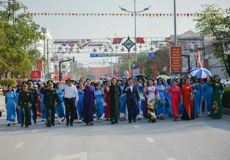 Đại biểu, phụ nữ các địa phương tham gia các hoạt động diễu hành trên các tuyến phố chính trong thành phố Điện Biên Phủ với chủ đề "rực rỡ sắc màu Điện Biên".