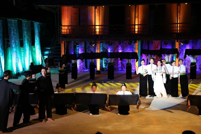 Một trong những phân cảnh trong show diễn tại U-Va tối ngày 13/3.