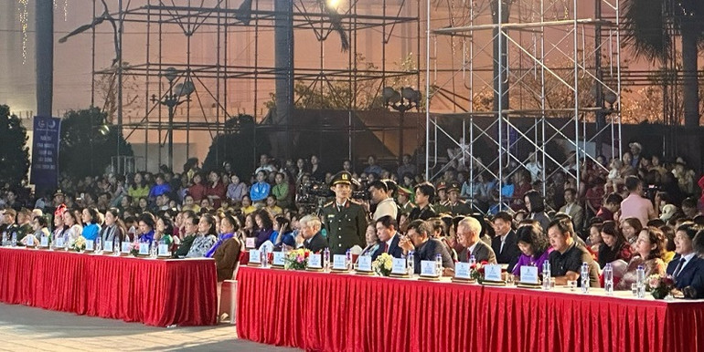 Đại biểu cùng nhân dân địa phương tham dự chương trình.