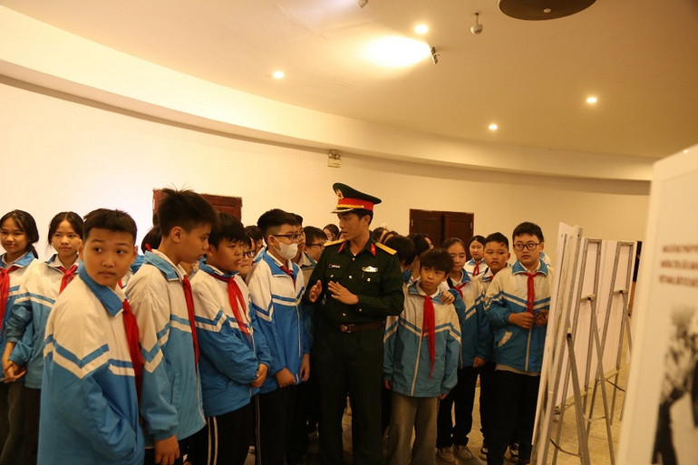 Học sinh trên địa bàn thành phố Điện Biên Phủ tham quan, tìm hiểu lịch sử tại triển lãm ảnh.
