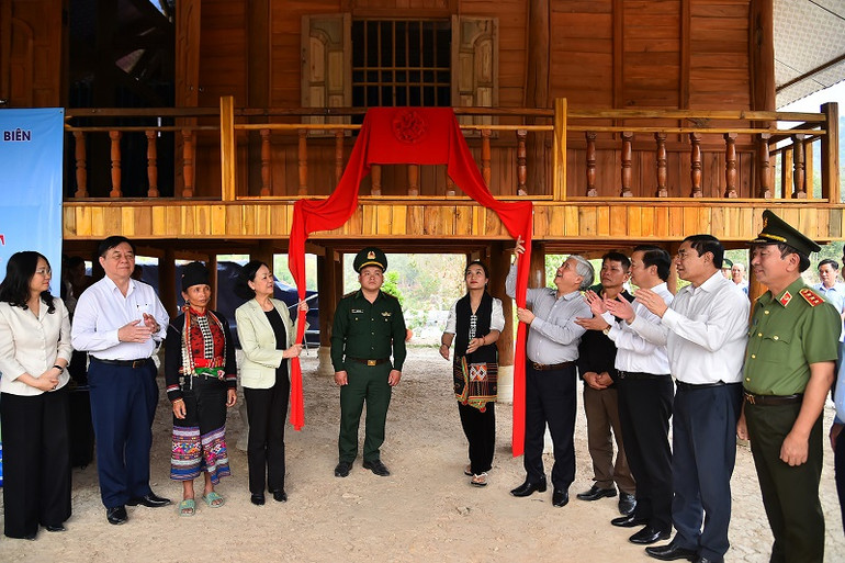 Đồng chí Trương Thị Mai cùng các thành viên đoàn công tác gắn biển nhà Đại đoàn kết cho gia đình ông Lò Văn Minh, ở bản Co Pục, xã Hua Thanh, huyện Điện Biên.