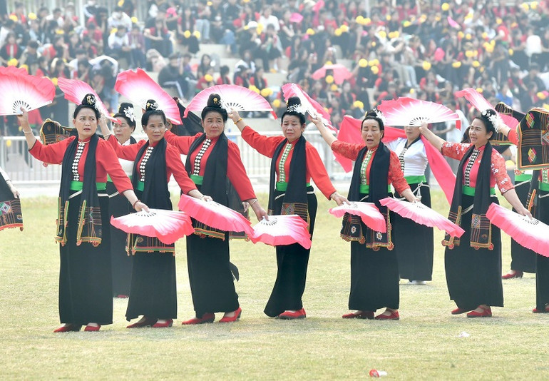 Trong số diễn viên tham gia hội xòe có nhiều người là bà con các bản trong vùng lòng chảo. Trong số diễn viên tham gia hội xòe có nhiều người là bà con các bản trong vùng lòng chảo.