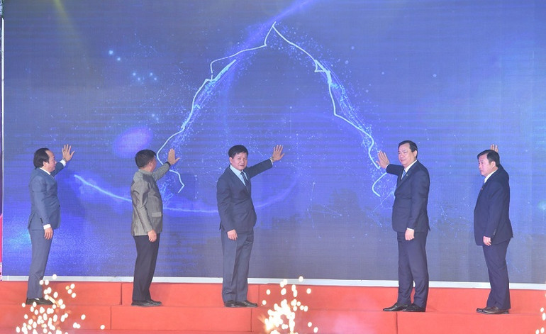 Đại biểu ấn nút khai trương hoạt động trưng bày "Không gian văn hóa vùng cao".