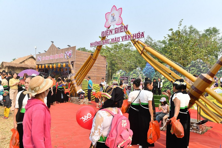 Không gian văn hóa đặc sắc thu hút rất đông nhân dân và du khách về trải nghiệm.