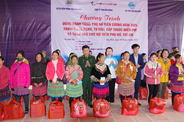 Đại tá Lê Đức Nghĩa, Phó Chính ủy Bộ đội biên phòng tỉnh Điện Biên trao quà tặng nhân dân khu vực biên giới.