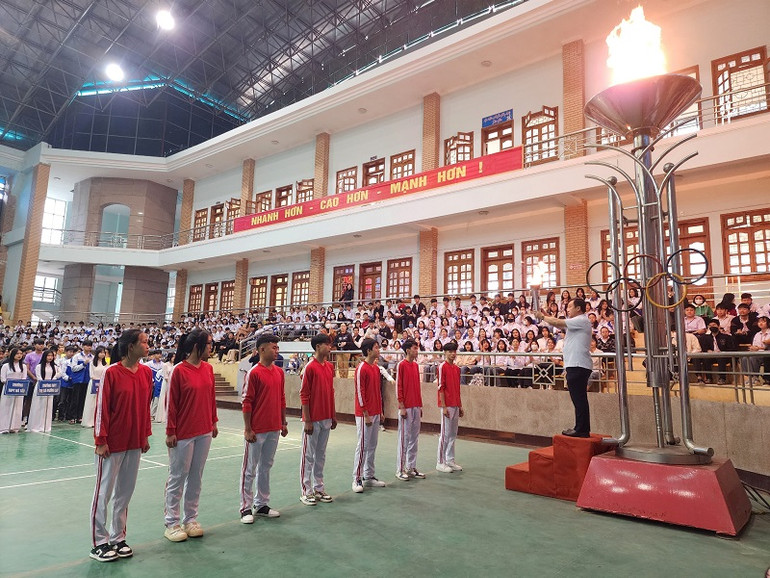 Đồng chí Vừ A Bằng, Phó Chủ tịch Ủy ban nhân dân tỉnh Điện Biên thắp đuốc khai mạc Hội khỏe Phù Đổng tỉnh lần thứ 21.