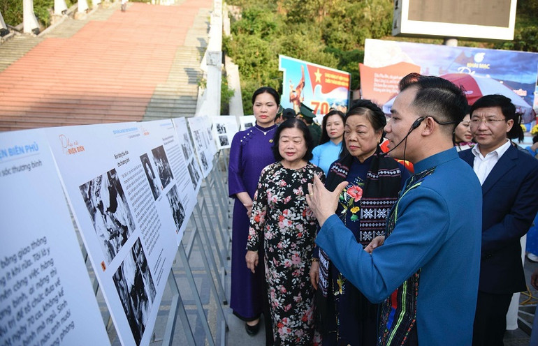 Đại biểu tham quan triển lãm ảnh.