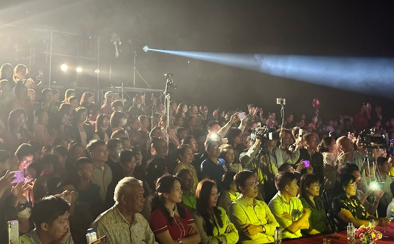 Show diễn thu hút rất đông nhân dân và du khách.