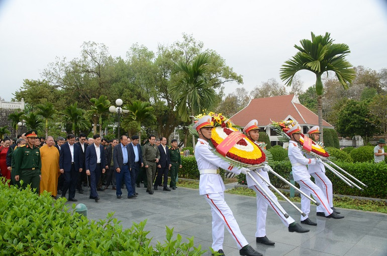 Các cựu thanh niên xung phong viếng anh hùng liệt sĩ tại nghĩa trang liệt sĩ A1, thành phố Điện Biên Phủ.