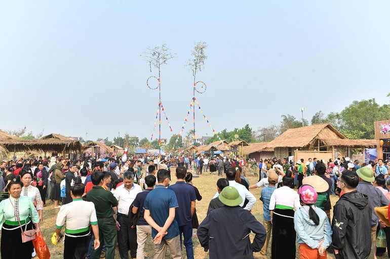 Ném còn - trò chơi phổ biến trong các hội xuân của người vùng cao thu hút sự quan tâm của du khách.