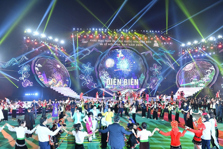 Lễ khai mạc Năm du lịch quốc gia - Điện Biên và khai mạc Lễ hội Hoa ban 2024 được tổ chức tại tỉnh Điện Biên tối ngày 16/3 thu hút hàng nghìn du khách trong nước, quốc tế về với Điện Biên tham quan, trải nghiệm.