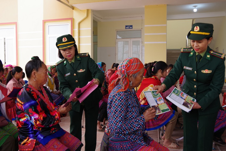 Cán bộ Bộ đội Biên phòng Điện Biên phát tờ gấp tuyên truyền pháp luật đến nhân dân biên giới xã Vàng Đán, huyện Nậm Pồ.