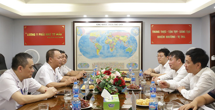 Tổng Giám đốc Nguyễn Thế Mạnh làm việc, trao đổi với lãnh đạo Bệnh viện Đại học Y dược. (Ảnh: VSS)