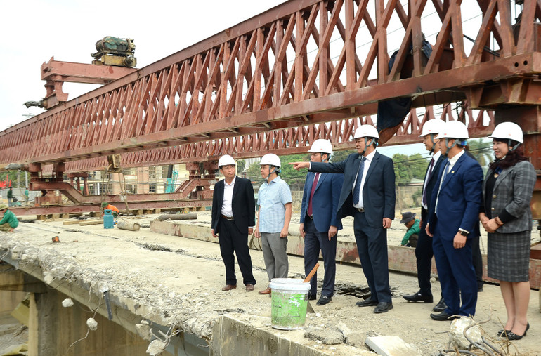 Ông Lê Thành Đô, Chủ tịch UBND tỉnh Điện Biên thị sát công trình thi công cầu Thanh Bình.