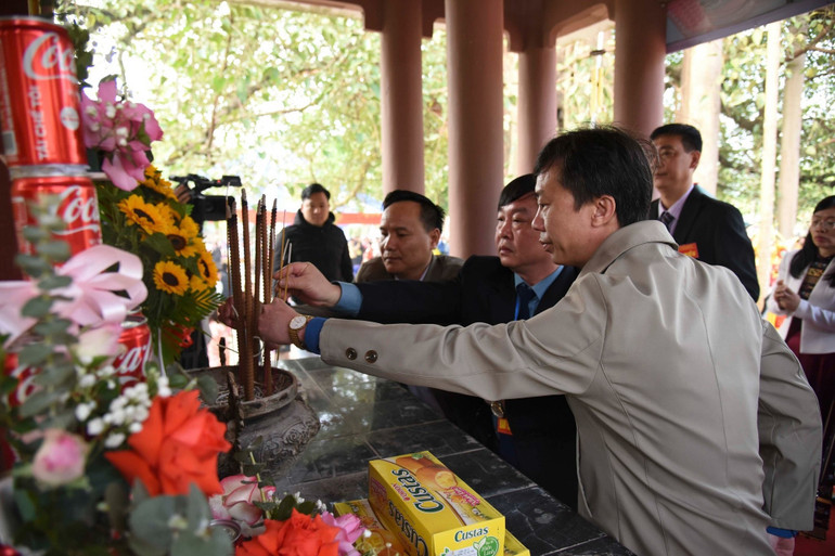 Cán bộ và nhân dân các dân tộc huyện Điện Biên thành kính dâng hương tưởng nhớ Tướng quân Hoàng Công Chất.