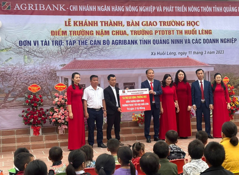 Đại diện nhà tài trợ trao biển tài trợ công trình.