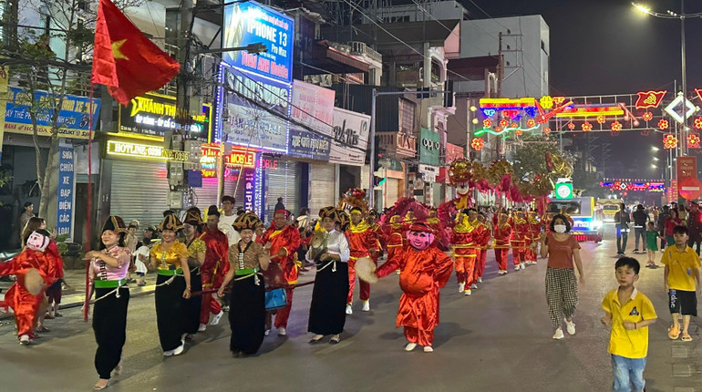 Trên các tuyến phố, đoàn diễu hành nhận được sự cổ vũ nhiệt tình của đông đảo nhân dân, du khách tại Điện Biên.