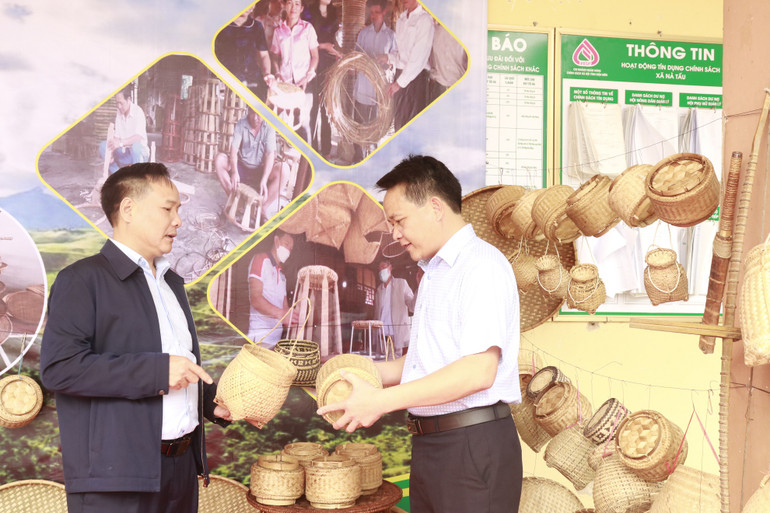 Các sản phẩm do người dân bản Nà Tấu 1 làm từ mây, tre được người tiêu dùng ưa chuộng. Các sản phẩm do người dân bản Nà Tấu 1 làm từ mây, tre được người tiêu dùng ưa chuộng.