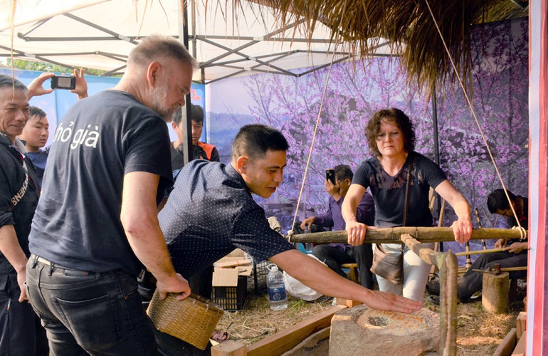 Du khách tham quan và trải nghiệm không gian văn hóa đồng bào dân tộc thiểu số.