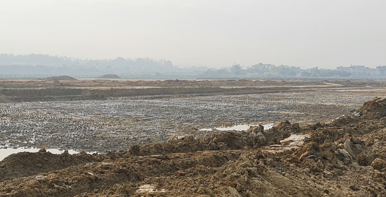 Một trong các điểm trên đường băng đã được nhà thầu hoàn thành đào đất yếu nhưng không có cát đắp. Một trong các điểm trên đường băng đã được nhà thầu hoàn thành đào đất yếu nhưng không có cát đắp.