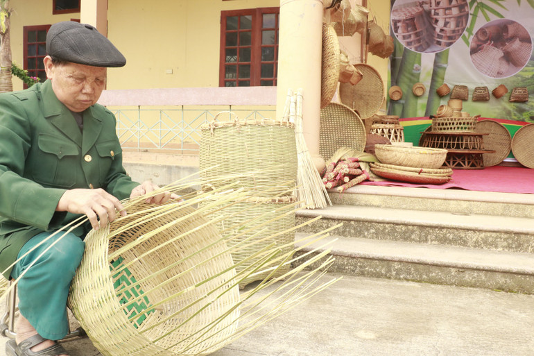 Nghệ nhân bản Nà Tấu 1 đan các sản phẩm từ mây, tre. Nghệ nhân bản Nà Tấu 1 đan các sản phẩm từ mây, tre.