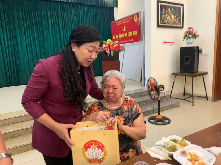 Lãnh đạo Mặt trận Tổ quốc Việt Nam thành phố Hà Nội tặng quà cho người dân đang ở tạm tại nhà văn hóa tổ dân phố 4, phường Đông Ngạc, quận Bắc Từ Liêm (Hà Nội)