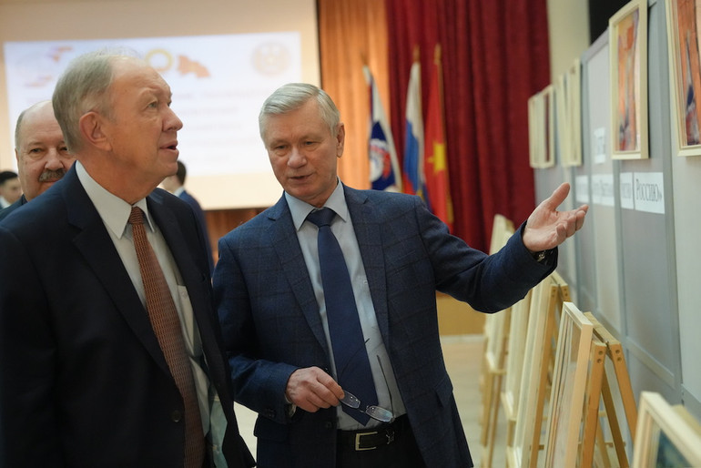 Giáo sư Vladimir Buyanov, Chủ tịch Hội hữu nghị Nga-Việt (bên phải). Giáo sư Vladimir Buyanov, Chủ tịch Hội hữu nghị Nga-Việt (bên phải).
