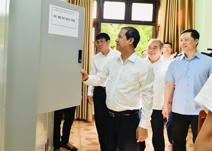 Bộ trưởng Giáo dục và Đào tạo Nguyễn Kim Sơn kiểm tra điều kiện tổ chức thi tại điểm thi Trường THPT Trần Quốc Tuấn, tỉnh Quảng Ngãi