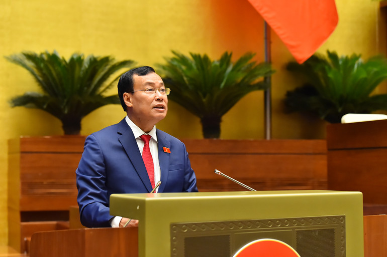 Ủy viên Ủy ban Thường vụ Quốc hội, Chủ nhiệm Ủy ban Quốc phòng và An ninh của Quốc hội Lê Tấn Tới trình bày Báo cáo giải trình, tiếp thu, chỉnh lý dự thảo Luật Đường bộ.