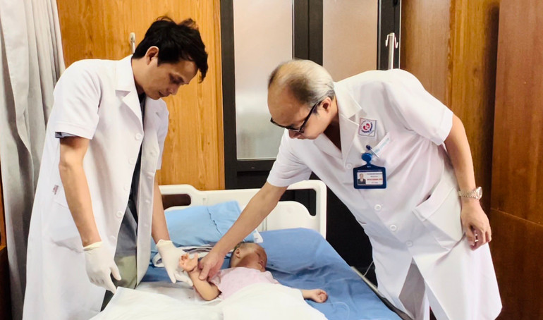 Trong suốt quá trình điều trị, cháu N.M.A. được các thầy thuốc Bệnh viện Trung ương Thái Nguyên chăm sóc tận tình.