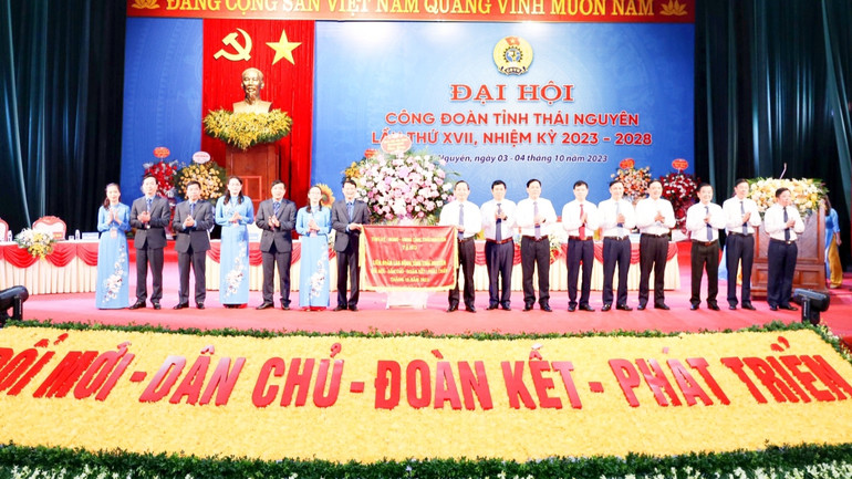 Tỉnh ủy, Hội đồng nhân dân, Ủy ban nhân dân tỉnh Thái Nguyên tặng Liên Đoàn lao động tỉnh bức trướng với nội dụng “Đổi mới, dân chủ, đoàn kết, phát triển”.