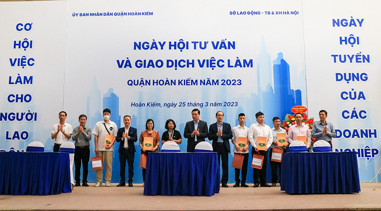 Chứng kiến lễ ký hợp đồng lao động giữa doanh nghiệp và người lao động tại chương trình. (Ảnh: Nhật Quang)