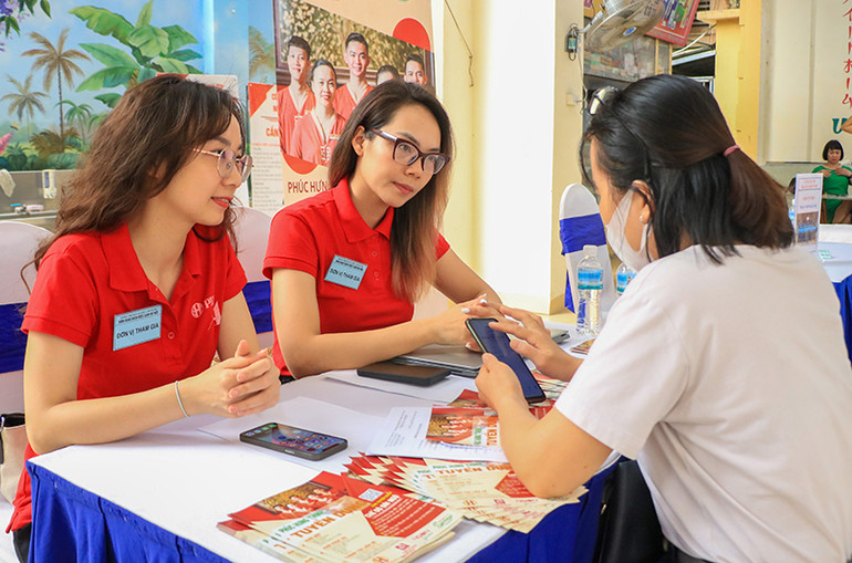 Tìm hiểu thông tin thị trường lao động tại phiên giao dịch việc làm lưu động quận Hoàn Kiếm. (Ảnh: Nhật Quang)