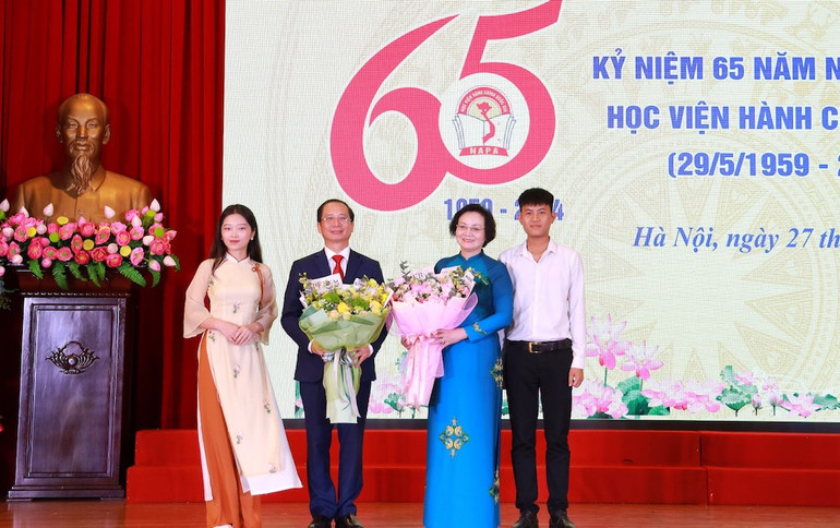 Đại diện sinh viên tặng hoa chúc mừng Bộ trưởng Phạm Thị Thanh Trà và Giám đốc Học viện Hành chính quốc gia Nguyễn Bá Chiến