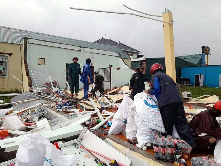 Lực lượng chức năng hỗ trợ người dân thị trấn Cửa Việt, huyện Gio Linh, tỉnh Quảng Trị khắc phục hậu quả lốc xoáy chiều 27/9. (Ảnh TIẾN THÀNH)