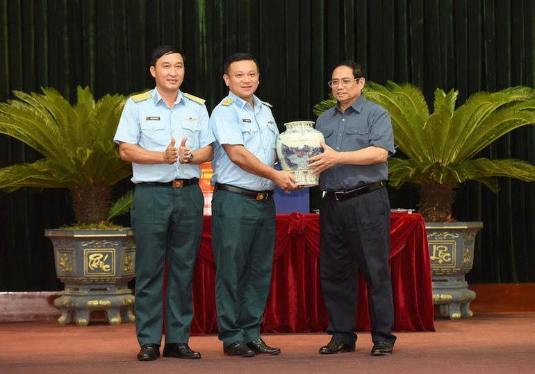 Thủ tướng Phạm Minh Chính tặng quà cho cán bộ, chiến sĩ Trung đoàn không quân 921, Sư đoàn 371.